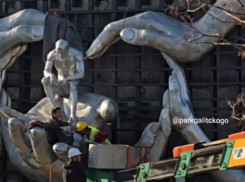 Огромные ладони с мужчиной появились в парке Галицкого 