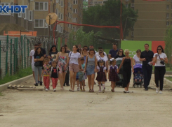 Есть женщины в русских… В Краснодаре чиновница награждает сама себя, в Воронеже девушка предает Родину, а в Волгограде ловит руками змей