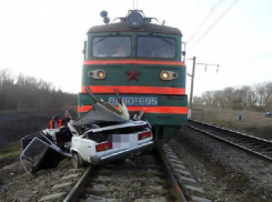 На Кубани поездом снесло «семерку»: один погиб, трое в больнице