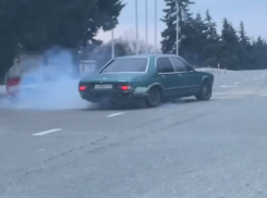 Дрифтер на иномарке устроил опасное шоу на дороге в Краснодарском крае