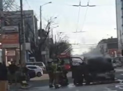 В Краснодаре посреди дороги загорелся автомобиль