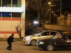 Очевидцы сняли на видео горячие танцы на дороге в центре Краснодара
