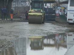 В Краснодаре дорожники небрежно закатали асфальт в грязь и лужи