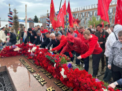 В День Победы коммунисты возложили цветы к Вечному Огню в Краснодаре