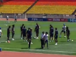 Болельщик выбежал на футбольное поле во время тренировки бразильской сборной в Сочи