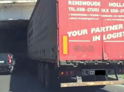 Большегруз застрял под автомобильным мостом