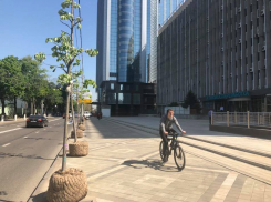 «Опять 25»: Припаркованный у отеля фургон взбесил краснодарцев, но совсем не по делу