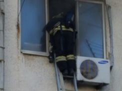 Пожарный в окне: в Новороссийске работа огнеборцев попала на видео