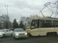 Из-за спешки водителя в Краснодаре трамвай столкнулся с иномаркой