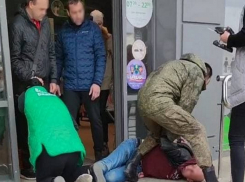 В Краснодаре пьяный мужчина ударил ногой в живот женщину-продавца «Пятерочки»