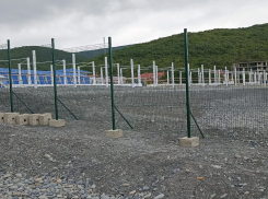 Забор и колючая проволока: в Краснодарском крае детский лагерь «отобрал» территорию пляжа у местных жителей  