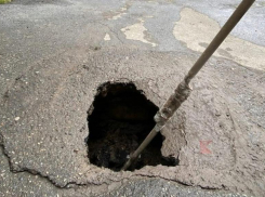 После дождя на тротуаре в центре Краснодара образовалась большая дыра