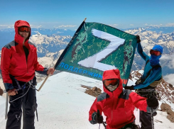 Краснодарские омоновцы установили флаг «Z» на Эльбрусе