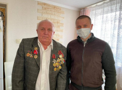 Андрей Анашкин продолжает поздравлять жителей своего округа с наступающим мужским праздником