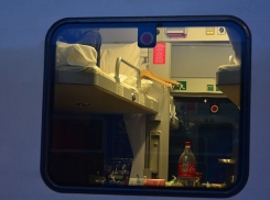 Пьяный пассажир поезда «Анапа-Томск» ударил соседа ножом