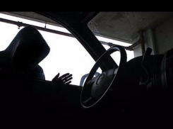 Парня посадили за руль невидимые силы