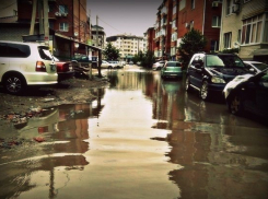 В Краснодаре на затопленной Московской изменили маршрут для автобусов
