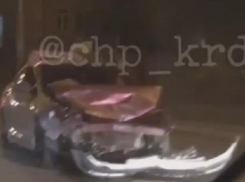 На улице Российской в Краснодаре столкнулись лоб в лоб две иномарки