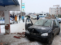 В Тихорецке женщина пострадала при наезде машины на остановку