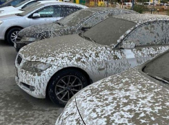 В Краснодаре дождь из бетона залил десяток припаркованных автомобилей