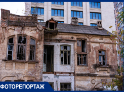 Обвалившаяся плитка, бомжи и граффити: восемь разрушающихся старинных особняков Краснодара
