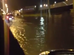 После проливного дождя затопило Московскую улицу в Краснодаре