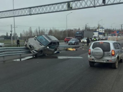  Два одинаковых элитных внедорожника столкнулись под Краснодаром 