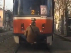 Трамвайный зацепер попал на видео в Краснодаре 