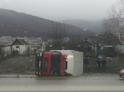 Водитель перевернул фуру на бок в Новороссийске
