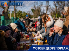 Горячие обеды, бесплатные продукты и сотни историй: как в Краснодаре помогают нуждающимся