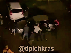 Ночная массовая драка в Краснодаре: ранивший мужчину ножом скрылся - видео 