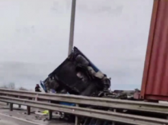 Фура врезалась в отбойник на Южном обходе Краснодара: видео