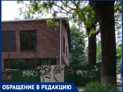 Долгострой в Краснодаре перекрыл тротуар местным жителям