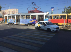 ДТП с такси парализовало движение трамваев в Краснодаре 
