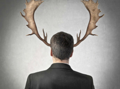 В Краснодаре мужчина при просмотре видео с сыном увидел секс жены с любовником