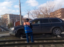 Бесколесная иномарка с малолетним ребенком остановила движение трамваев в Краснодаре