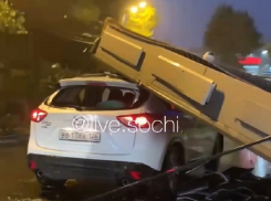 Ураган в Сочи: упавший рекламный щит, сломанные деревья и настоящий потоп