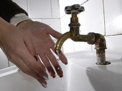 Жители двух улиц Дивноморского остались без воды из-за долгов застройщика