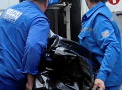 В Краснодаре на парковке возле КубГУ в машине нашли мертвого мужчину со шприцами