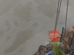 «За пять лет такого еще не было»: в Краснодаре вновь загрязняют Кубань