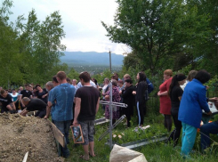  Мать пятерых детей, убитую 16-летним подростком в Псебае, хоронили всем поселком