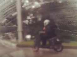 В Краснодаре водитель мопеда оригинально защищался от дождя 