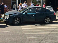 В центре Краснодара лихач на «Ягуаре» сбил девушку