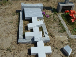 Вандал разбил 12 надгробий в Краснодарском крае