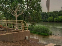 В Дмитриевском сквере Краснодара подтопление ликвидируют за счет перелива воды между озерами 