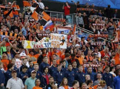  Футбольные болельщики после матча Кубка России по футболу никак не могут улететь из Сочи 