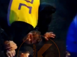 Драка подростков и полицейских в Краснодаре закончилась уголовным делом