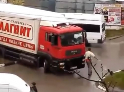 В 13-ом районе Новороссийска фура «Магнита» устроила транспортный коллапс