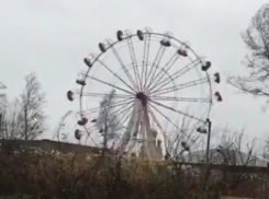  Штормовой ветер в Геленджике сильно раскрутил колесо обзора 