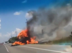  От горящего сена в прицепе на Кубани вспыхнули тягач и легковушка 